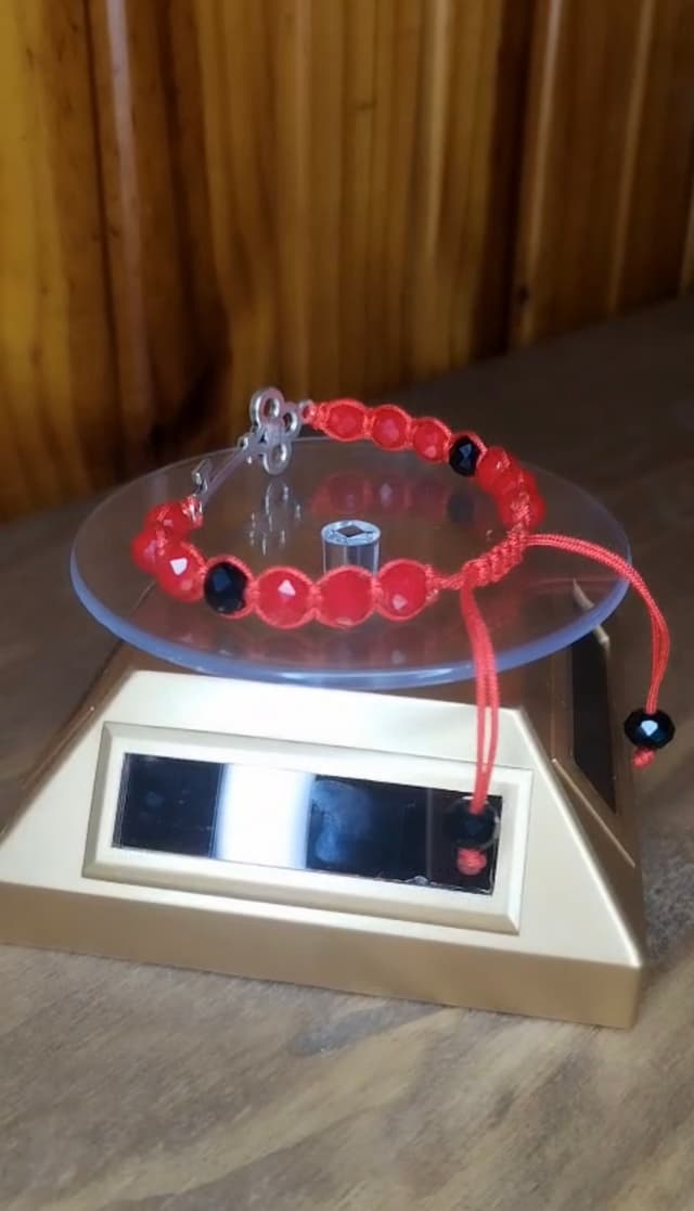 thumbnail of Pulsera de hilo